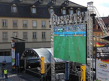 Die LED-Wand, die derzeit am Maxplatz auf der WM-Fanmeile steht, misst 35 Quadratmeter. Der gigantische Bildschirm ist normalerweise eine Bande, die das Spielfeld in der Brose-Arena umrandet.  Foto: Sebastian Martin