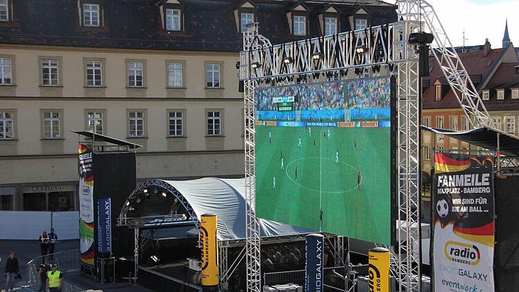 Die LED-Wand, die derzeit am Maxplatz auf der WM-Fanmeile steht, misst 35 Quadratmeter. Der gigantische Bildschirm ist normalerweise eine Bande, die das Spielfeld in der Brose-Arena umrandet.  Foto: Sebastian Martin