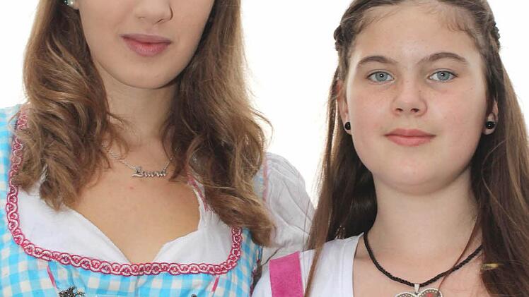 Laura aus Bamberg (links) und ihre Freundin Diana aus Kirchaich fieberten dem Auftritt ihrer "Dorfrocker" entgegen. Foto: Ralf Naumann