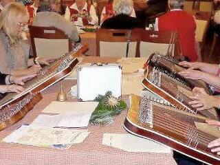 Die Zithergruppe "Zeitlos" erzeugte Gänsehaut-Feeling bei der Adventsfeier des Arbeiterwohlfahrt-Ortsvereins Trebgast. Foto: Dieter Hübner