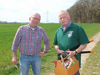 Zweiter Vorsitzender Helmut Völk (links), und Wanderwart Hans Schönhärl sind mit der Werkzeugkiste unterwegs und kümmern sich um die Schilder - damit sich die Wanderer nicht verirren. Foto: Katja Nauer