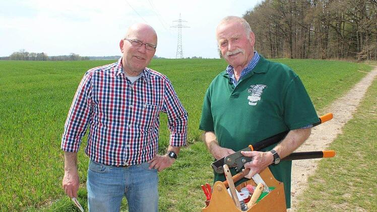 Zweiter Vorsitzender Helmut Völk (links), und Wanderwart Hans Schönhärl sind mit der Werkzeugkiste unterwegs und kümmern sich um die Schilder - damit sich die Wanderer nicht verirren. Foto: Katja Nauer