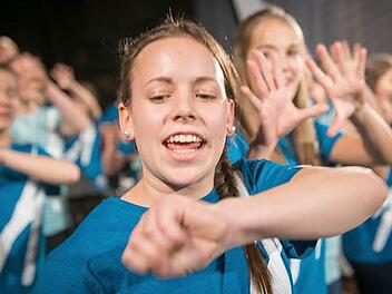Begleitet von einer Band singen und tanzen in dem Musical 70 Jugendliche. Foto: Adonia