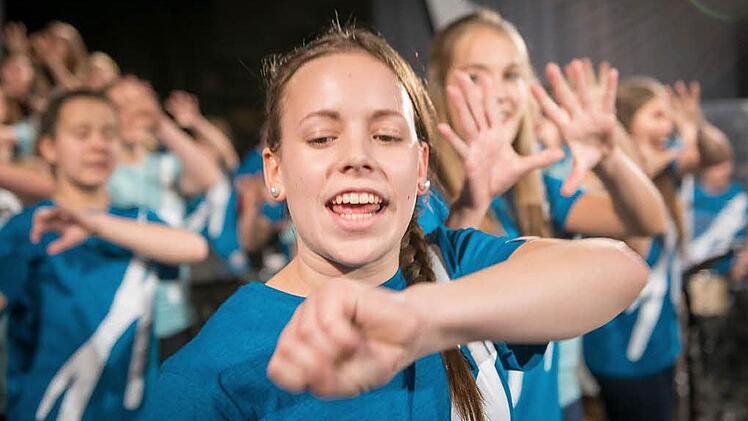 Begleitet von einer Band singen und tanzen in dem Musical 70 Jugendliche. Foto: Adonia