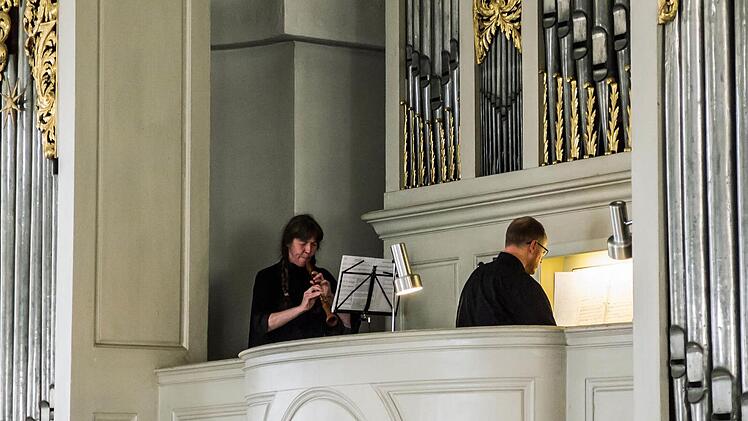 Das Ensemble Concert Royal gastierte in der Schlosskirche Lahm: Karla Schröter (Barockoboe) und Willi Kronenberg (Orgel).Foto: Jochen Berger