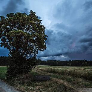 Gewitter ziehen ueber Hochfranken