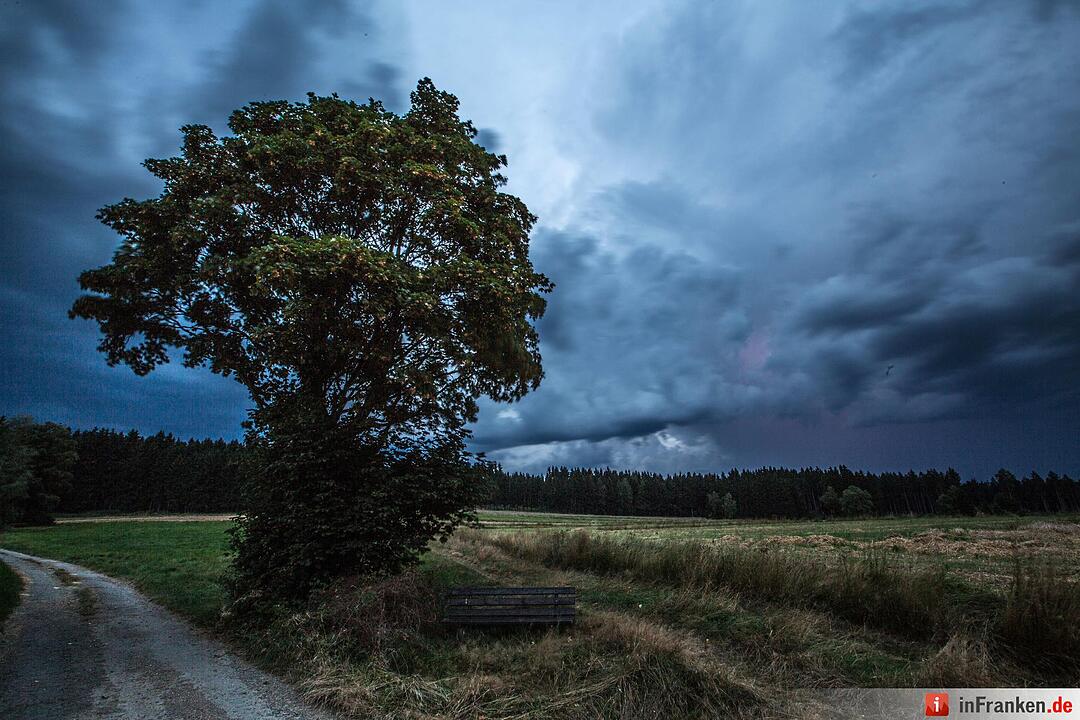 Gewitter ziehen ueber Hochfranken