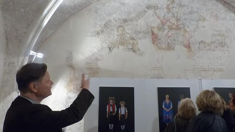 Das Fresco im Erdgeschoss des Pfalzmuseums bot Essig einige Beispiele für den Ursprung von Sprichwörtern.Pauline Lindner