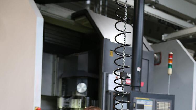 Stephan Hoehnlein aus Poppendorf bei der Bearbeitung einer Kupplungsscheibe für einen Deutzmotor Foto: Franz Galster