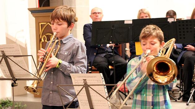 Mit Trompete und Posaune wirkten beim Adventskonzert Oskar und Erich M&auml;hringer mit.  Foto: Michael Wunder