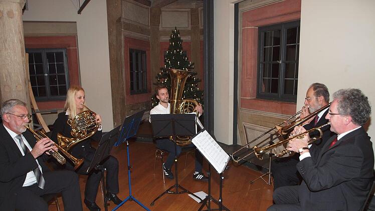 Die Lichtenfelser Blechbläser in der Besetzung (von links) Bernd Fischer, Isabella Pflaum, Achim Stamm, Alfred Förner (Leiter) und Ulrich Förner  erfreuten das Publikum mit festlicher Musik. Foto: Alfred Thieret