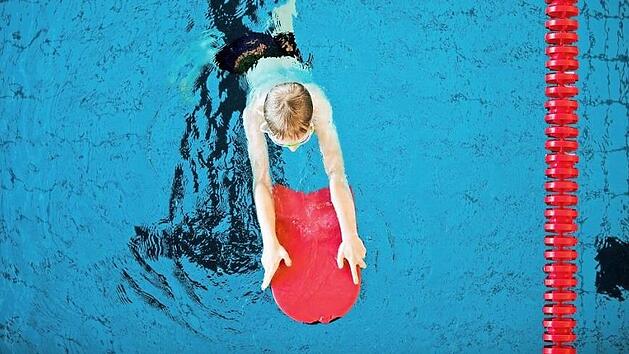 Die Gemeinde N&uuml;dlingen bezuschusst Schwimmkurse.