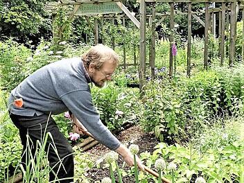 Seit 26 Jahren engagiert sich Zweiter Vorsitzender Walter Näher für den Schmölzer Kräuterlehrgarten. Mehr als 200 verschiedene Pflanzen wachsen hier.