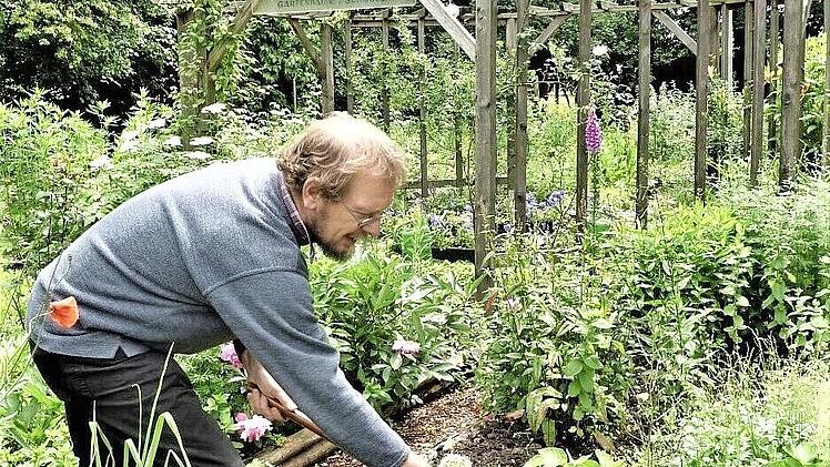 Seit 26 Jahren engagiert sich Zweiter Vorsitzender Walter Näher für den Schmölzer Kräuterlehrgarten. Mehr als 200 verschiedene Pflanzen wachsen hier.