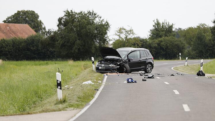 Allersberg: Motorradfahrer will Lastwagen überholen und kollidiert mit Auto - Biker stirbt in Krankenhaus