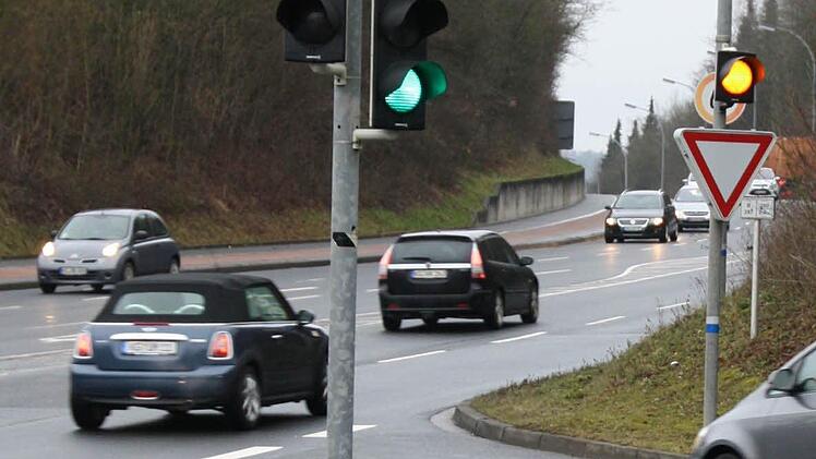 Neue Ampel geplant: Wer vom St.-Elisabeth-Krankenhaus den Berg hinunter kommt, muss sich in Zukunft nicht mehr den Hals verrenken, sondern wird per Ampel sicher auf den Ring gelotst. Fotos: Ralf Ruppert