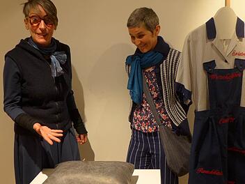 Die Bamberger Künstlerinnen Rosa Brunner (li.) und Judith Siedersberger erläuterten ihre Exponate, ein "Kissen aus Stein, das hart und kalt ist und Gastlichkeit in Frage stellt", sowie Arbeitskleidung zum Thema "Jobben 2007", die mit Begriffen, wie "Existenz, Wirtschaftlichkeit, Controlling, Rationalisierung, Gewinnmaximierung, Effizienz und Flexibilität", die Konfliktherde einer "Jobberin im Alltag" widerspiegeln sollen.  Fotos: Sabine Meißner