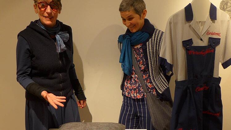 Die Bamberger Künstlerinnen Rosa Brunner (li.) und Judith Siedersberger erläuterten ihre Exponate, ein "Kissen aus Stein, das hart und kalt ist und Gastlichkeit in Frage stellt", sowie Arbeitskleidung zum Thema "Jobben 2007", die mit Begriffen, wie "Existenz, Wirtschaftlichkeit, Controlling, Rationalisierung, Gewinnmaximierung, Effizienz und Flexibilität", die Konfliktherde einer "Jobberin im Alltag" widerspiegeln sollen.  Fotos: Sabine Meißner