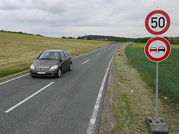 Während der ersten Pfingstferien-Woche wird die Kreisstraße CO 16 zwischen Unterelldorf und Rothenberg gesperrt. Der Landkreis wird dort schadhafte Stellen ausbessern und über die gesamte Länge eine neue Deckschicht aufziehen.Foto: Berthold Köhler