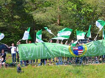 Wie in der Bundesliga: Mit einer beeindruckenden Choreografie unterstützten die Fans des FC Untererthal ihr Team im Derby beim SV Obererthal. Foto: FC Untererthal