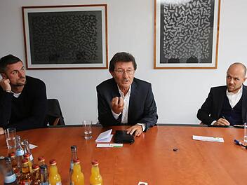 Sportdirektor Martin Meichelbeck (v.li.), Präsident Helmut Hack und Geschäftsführer Holger Schwiewagner von Greuther Fürth bei der Mediengruppe Oberfranken. Foto: Barbara Herbst