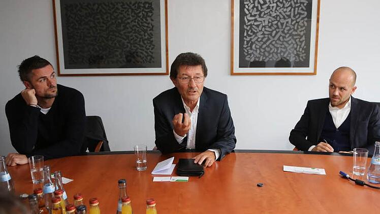 Sportdirektor Martin Meichelbeck (v.li.), Präsident Helmut Hack und Geschäftsführer Holger Schwiewagner von Greuther Fürth bei der Mediengruppe Oberfranken. Foto: Barbara Herbst