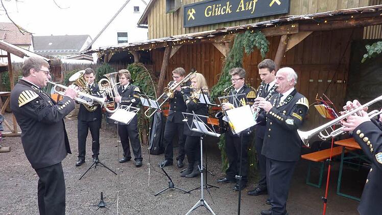 Zum Auftakt der bergmännischen Weihnacht spielte die Bergmannskapelle Stockheim unter der Stabführung von Thomas Neubauer.  Foto: Gerd Fleischmann