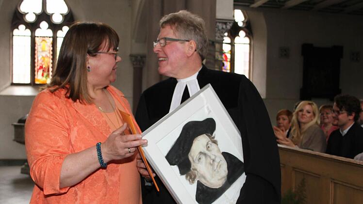 Vertrauensfrau Adrienne Dörnhöfer und der Kirchenvorstand hatten ein Luther-Bild für den Dekan. Denn er hat für das Luther-Jahr noch viele Ideen hinterlassen