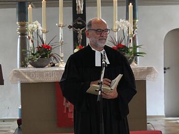 Mit einem Plakat und viel Musik haben die Heiligenstadter Pfarrer Bruhnke willkommen geheißen. Fotos: Carmen Schwind
