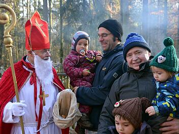 Der Nikolaus war auch in diesem Jahr wieder am Klaushof zu Gast.  Foto: Peter Rauch