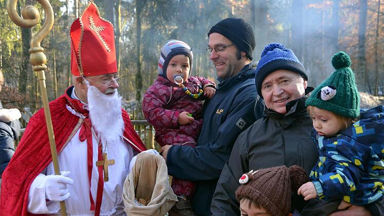 Der Nikolaus war auch in diesem Jahr wieder am Klaushof zu Gast.  Foto: Peter Rauch