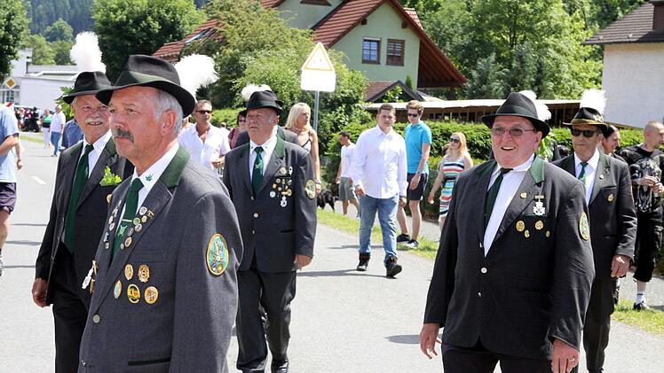 Impressionen vom Schützenumzug in Wallenfels. Foto: Michael Wunder