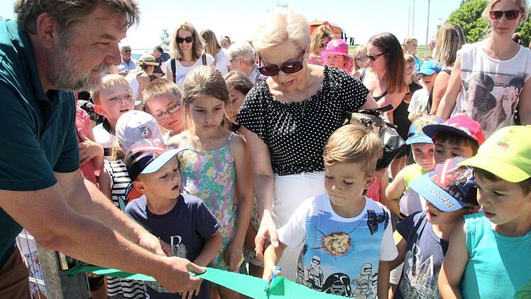 Die Kinder eroberten den Spielplatz in Windeseile. Foto: Richard Sänger