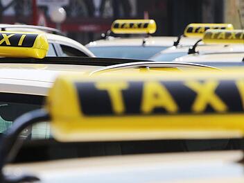 Einen besonders tiefen Schlaf hatte wohl ein Fahrgast eines Taxis im Kreis Coburg. Als ihn der Fahrer nicht wecken konnte, musste die Polizei kommen. Symbolfoto: Malte Christians/dpa