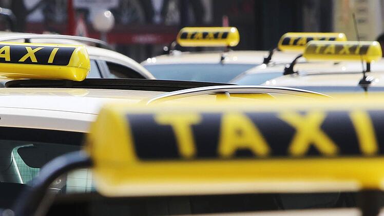 Einen besonders tiefen Schlaf hatte wohl ein Fahrgast eines Taxis im Kreis Coburg. Als ihn der Fahrer nicht wecken konnte, musste die Polizei kommen. Symbolfoto: Malte Christians/dpa
