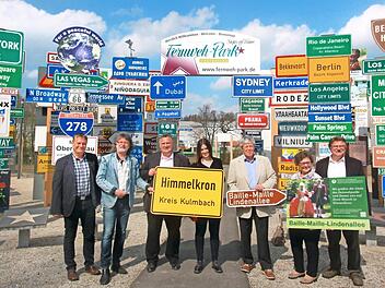 An der Übergabe der Schilder im Fernwehpark nahmen (von rechts) 2. Bürgermeister Erich Pöhlmann aus Oberkotzau, Inge Tischer, Erwin Tischer, Vanessa Uome, Bürgermeister Gerhard Schneider, Fernwehpark-Initiator Klaus Beer und Günter Tauwaldt vom Kulturamt des Marktes Oberkotzau teil. Foto: Werner Reißaus