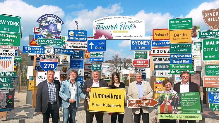 An der Übergabe der Schilder im Fernwehpark nahmen (von rechts) 2. Bürgermeister Erich Pöhlmann aus Oberkotzau, Inge Tischer, Erwin Tischer, Vanessa Uome, Bürgermeister Gerhard Schneider, Fernwehpark-Initiator Klaus Beer und Günter Tauwaldt vom Kulturamt des Marktes Oberkotzau teil. Foto: Werner Reißaus