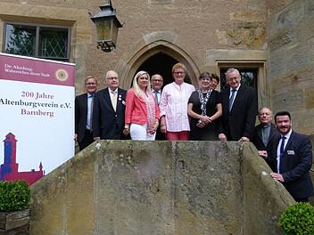 Die Ehrengäste mit dem Vereinsvorstand ließen nur die Fotografen imRegen stehen.  Foto: Marion Krüger-Hundrup