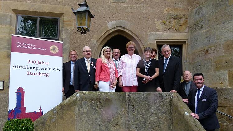 Die Ehrengäste mit dem Vereinsvorstand ließen nur die Fotografen imRegen stehen.  Foto: Marion Krüger-Hundrup
