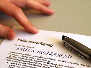 Die Vorsorgevollmacht, die der Patientenverfügung beigelegt werden sollte,   ist eine wertvolle Information für Ärzte, Angehörige und Betreuer. Jens Schierenbeck/dpa