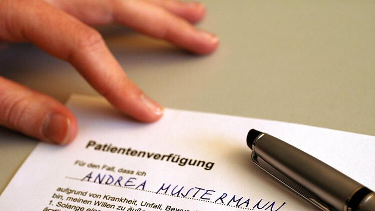 Die Vorsorgevollmacht, die der Patientenverfügung beigelegt werden sollte,   ist eine wertvolle Information für Ärzte, Angehörige und Betreuer. Jens Schierenbeck/dpa