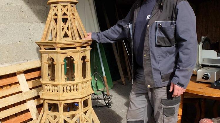 Hubert M&uuml;ller aus Untermerzbach ist auf das Modell gesto&szlig;en.