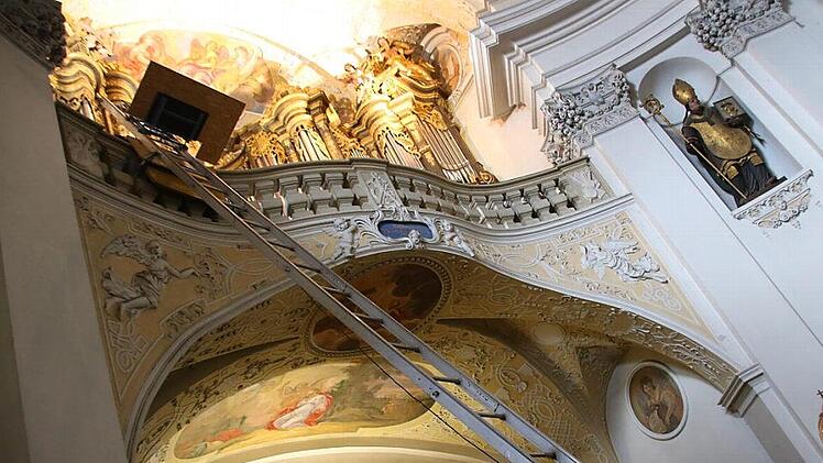 Der Lastenaufzug in der Banzer Stiftskirche zur Orgelempore hinauf gleicht einer Himmelsleiter. Damit werden die von der Marburger Firma Woehl sanierten Bauteile zurück an ihren ursprünglichen Platz befördert. Fotos: Matthias Einwag