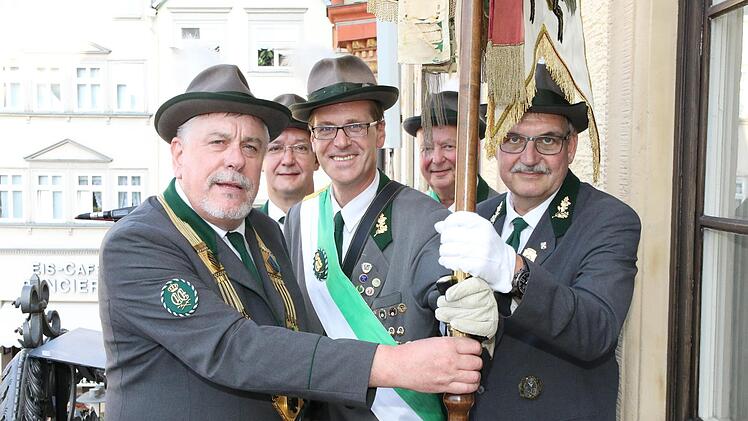 Die Traditionsfahne ist nun wieder in der Obhut der Stadt Coburg. Von links: OB Norbert Tessmer, Roland Eibl, Holger Carl, Horst Carl und 1. Schützenmeister Stefan Stahl.