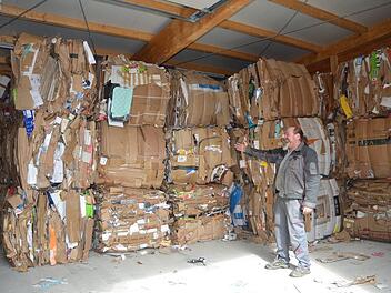 Jochen Ruß zeigt im Wertstoffhof Birkach die Papierhalle, wo gerade ein Lkw mit einigen Tonnen Altpapier beladen wurde, sonst wäre hier kein Platz mehr zum Eintritt gewesen, meinte er.K.-H. Hofmann