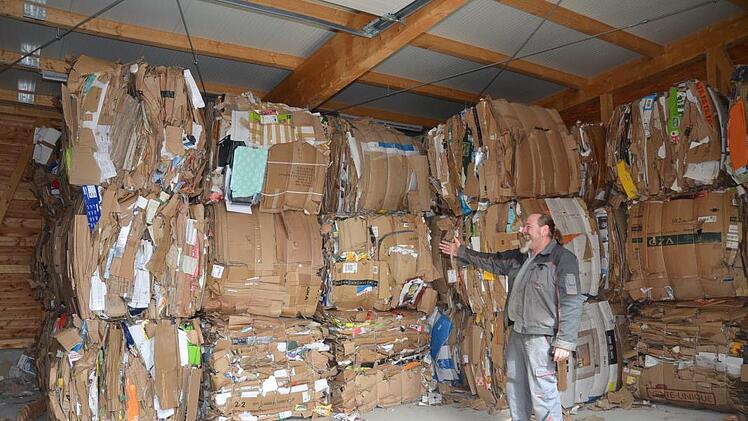 Jochen Ruß zeigt im Wertstoffhof Birkach die Papierhalle, wo gerade ein Lkw mit einigen Tonnen Altpapier beladen wurde, sonst wäre hier kein Platz mehr zum Eintritt gewesen, meinte er.K.-H. Hofmann