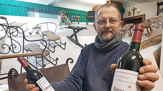 Die Kulisse der Winterausstellung im Heimatmuseum passt zu einem w&auml;rmenden Getr&auml;nk. Weil der Weihnachtsmarkt abgesagt ist, gibt es den beliebten B&uuml;rgerpunsch heuer abgef&uuml;llt in Flaschen, zum Konsumieren daheim - "im Homeoffice", wie Andreas Remshard (Bild) schmunzelnd sagt. Foto: Eckehard Kiesewetter