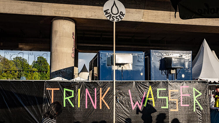 Feierstimmung unter einer Brücke