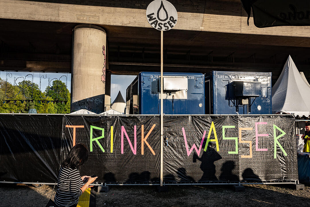 Feierstimmung unter einer Brücke