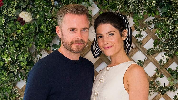 Als Strawberry Fields verdrehte sie in "Ein Quantum Trost" James Bond den Kopf. Im wahren Leben hat Gemma Arterton das Herz von Schauspieler Rory Keenan erobert, mit dem sie einen gemeinsamen Sohn hat.